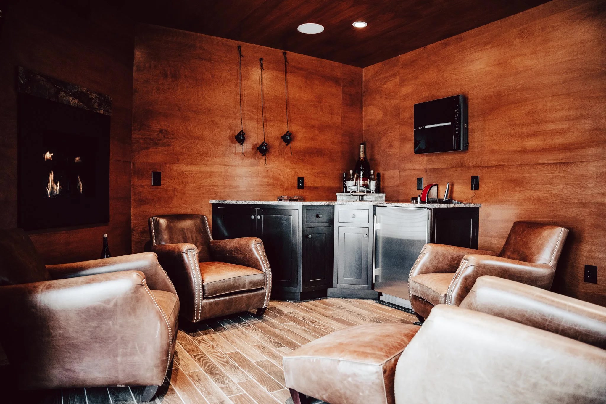 Lounge with bar area and fireplace